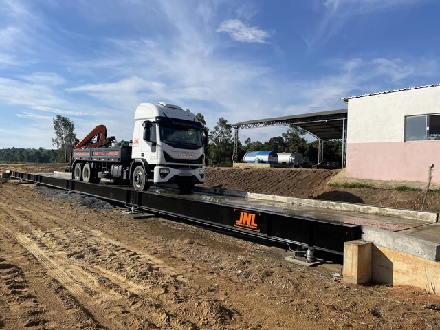 Caminhão da unidade móvel de calibração JNL sobre uma balança rodoviária BRP