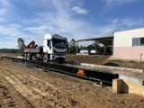 Caminhão da unidade móvel de calibração JNL sobre uma balança rodoviária BRP