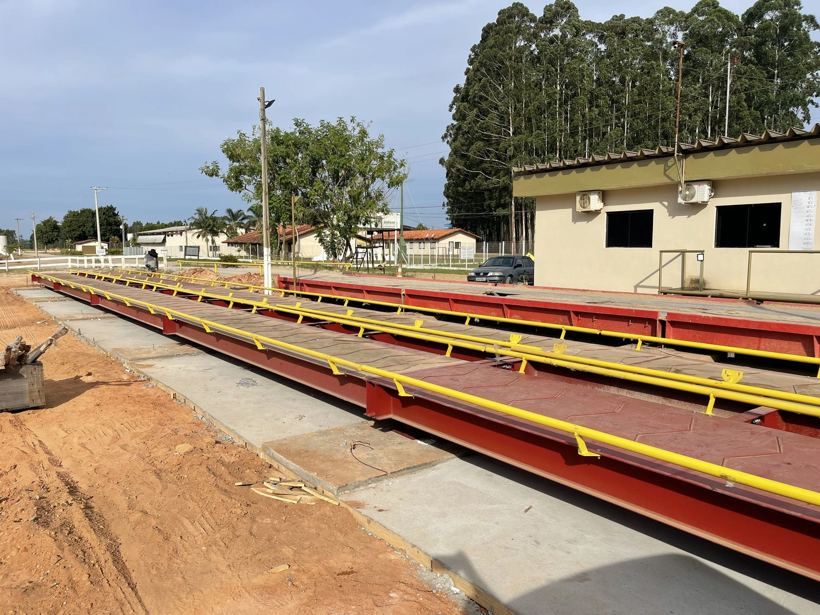 Plataformas metálicas em montagem · Obra JNL · BRTM