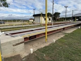 Balança de plataforma metálica instalada, com barra amarela lateral