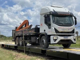 Caminhão da unidade móvel de calibração JNL sobre uma balança rodoviária metálica BRTM