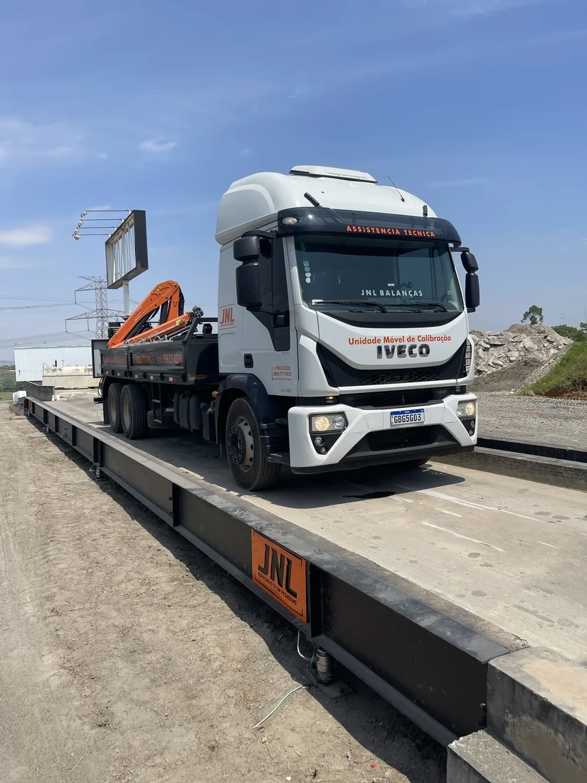 Caminhão Iveco da JNL com guindaste
