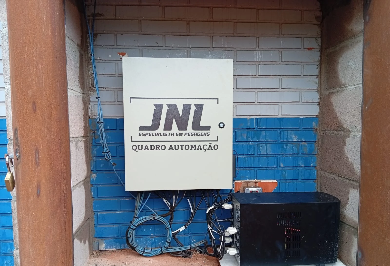 Quadro de automação JNL instalado junto à balança