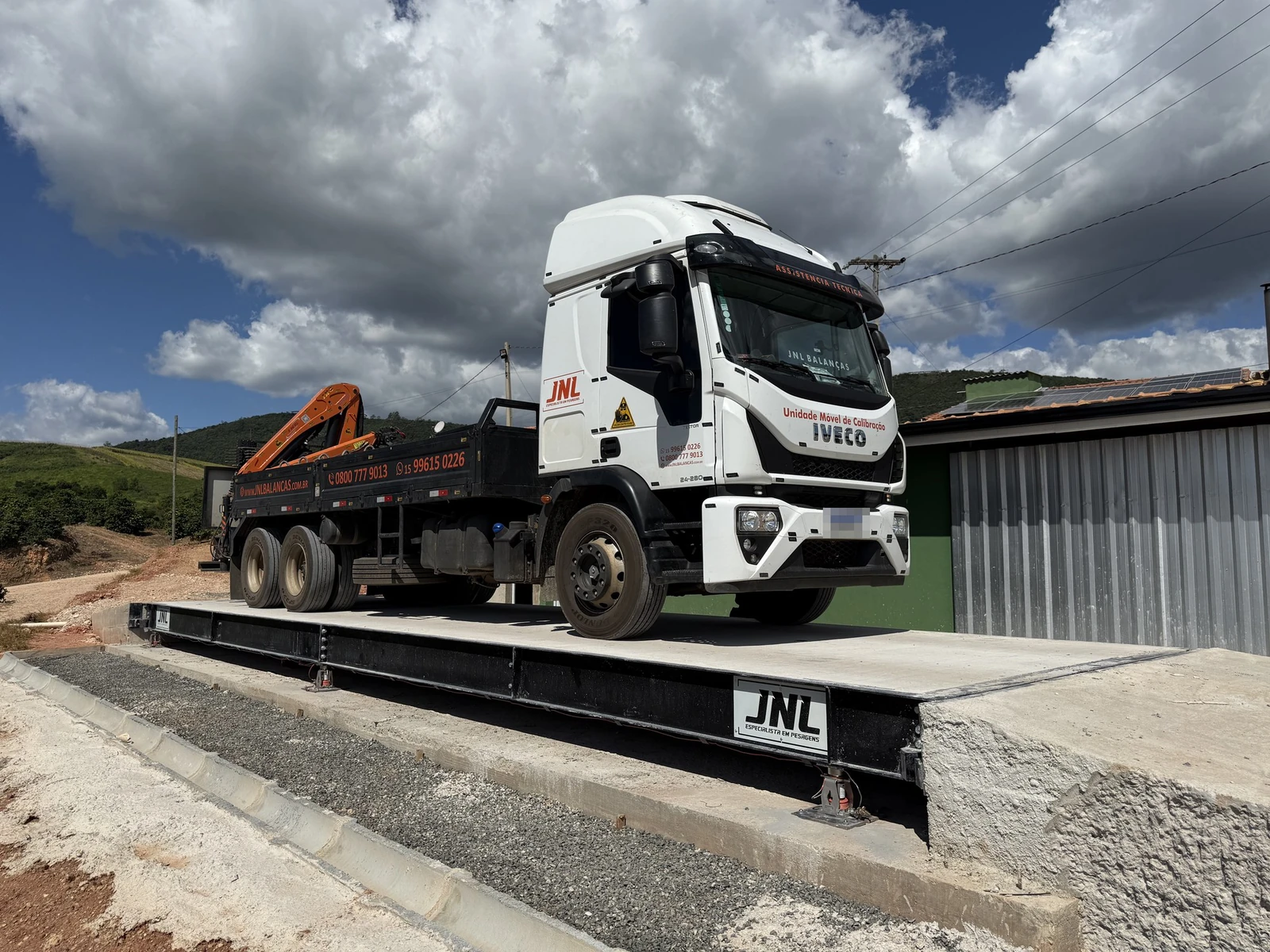 Caminhão da unidade móvel de calibração JNL sobre uma balança rodoviária SMARTFORCE instalada