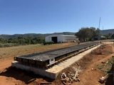 Estrutura montada sobre a fundação durante a obra