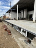 Lateral da plataforma de concreto pronta, com apoio e célula de carga