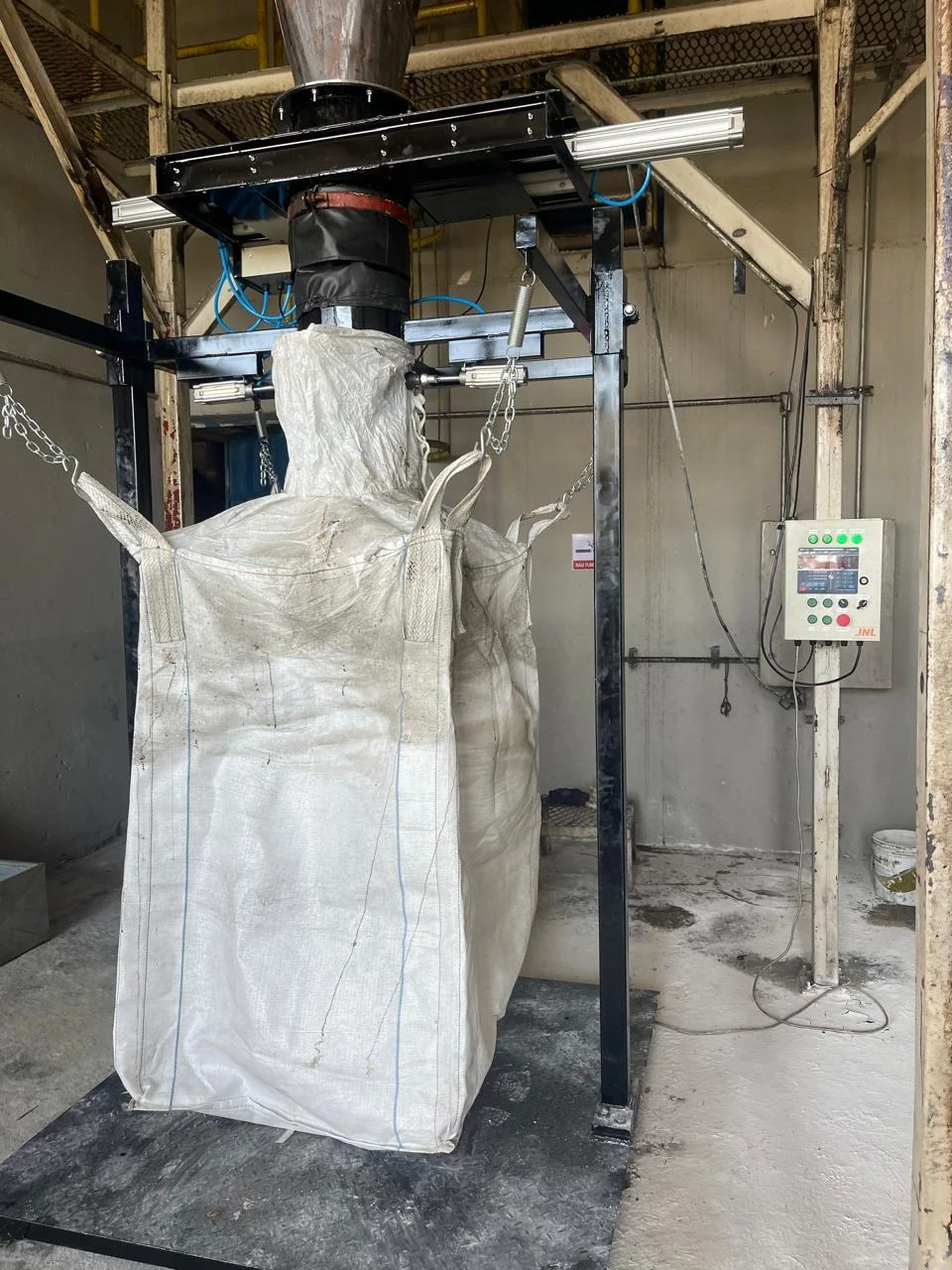 Balança de ensaque instalada, com o painel JNL · Obra JNL