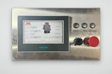 Painel de controle JNL em inox com a IHM ligada na tela CPT2 de carga programada, botões grosso, fino e descarga, seletor manual/automático e botão de emergência